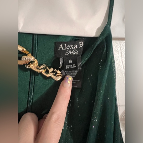 Beautiful Emerald Dress - Picture 3 of 5